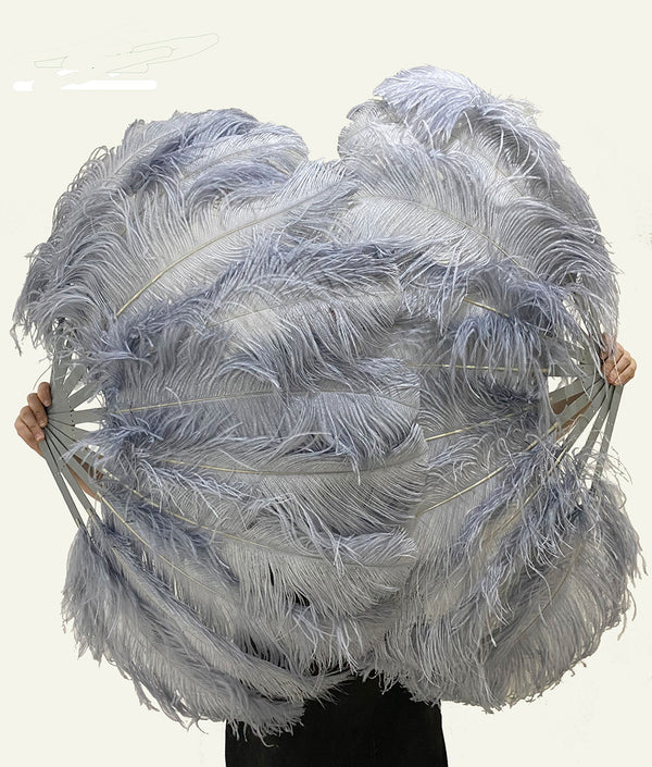 Un par de abanicos de plumas de avestruz de una sola capa de 24&quot;x 41&quot; con duelas de aluminio.