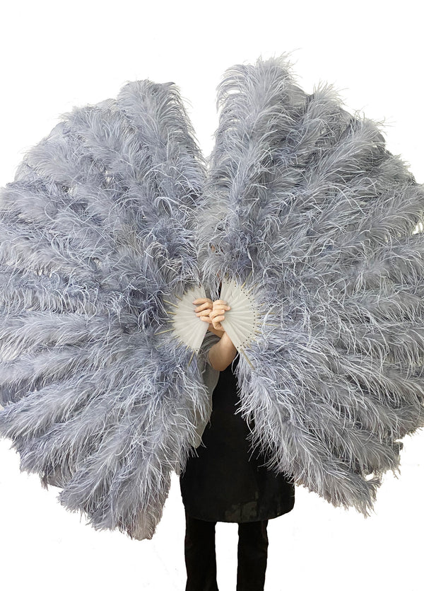 Abanico Burlesque de 4 capas de plumas de avestruz gris claro abierto 67&#39;&#39; con bolsa de viaje de cuero.