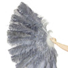 Abanico Burlesque de 4 capas de plumas de avestruz gris claro abierto 67&#39;&#39; con bolsa de viaje de cuero.