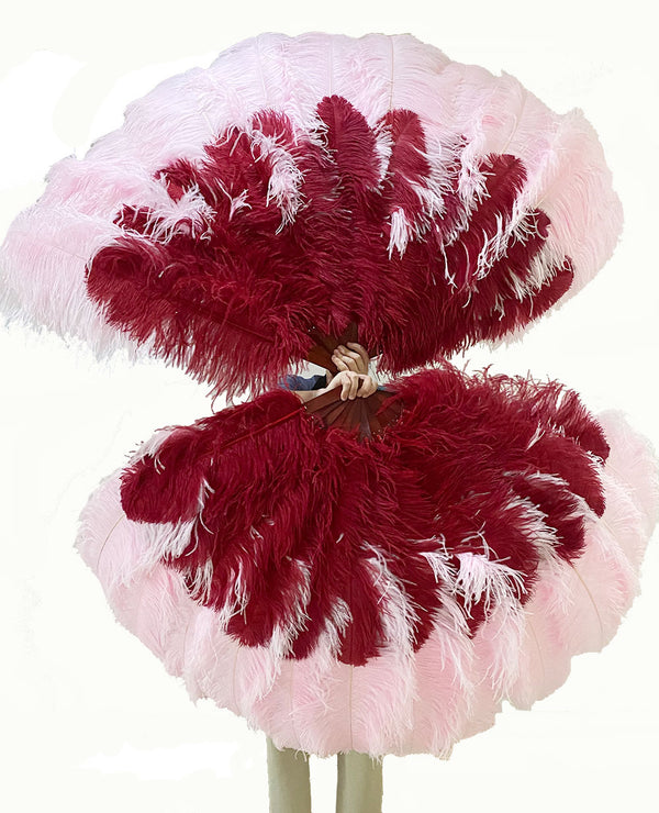 Mezcle abanicos de plumas de 3 capas color burdeos y rosa con duelas de aluminio.