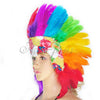 Lentejuelas de plumas de arcoíris coronan el tocado del tocado de bailarina corista de Las Vegas.