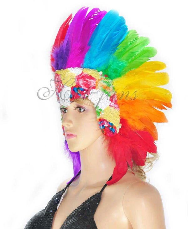Lentejuelas de plumas de arcoíris coronan el tocado del tocado de bailarina corista de Las Vegas.