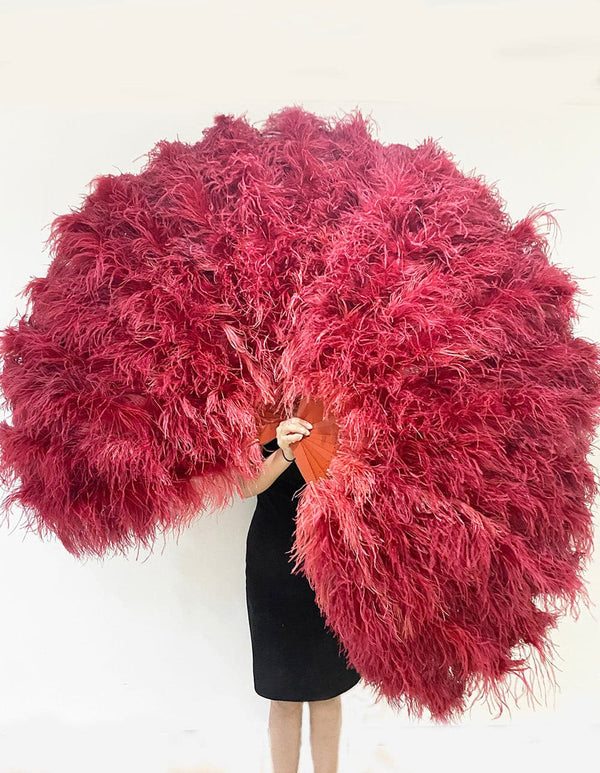 Burlesque 4 camadas misturam cor bordô e vermelho coral leque de penas de avestruz aberto 67&#39;&#39; com bolsa de couro de viagem.