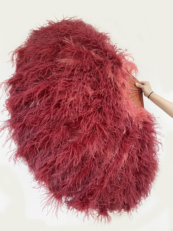 Abanico burlesco de plumas de avestruz rojo coral y burdeos de 4 capas, abierto a 67 pulgadas, con bolsa de viaje de cuero.