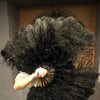 Abanico de plumas de avestruz de marabú negro de 21&quot;x 38&quot; con bolsa de viaje de cuero.