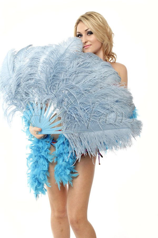Abanico de plumas de avestruz de una sola capa azul bebé con bolsa de viaje de cuero de 25&quot;x 45&quot;.