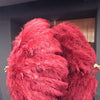 Abanico de plumas de avestruz de 3 capas color burdeos abierto 65&quot; con bolsa de viaje de cuero.