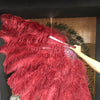 Abanico de plumas de avestruz de 3 capas color burdeos abierto 65&quot; con bolsa de viaje de cuero.