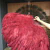 Abanico de plumas de avestruz de 3 capas de color burdeos abierto 65 "con bolsa de viaje de cuero.
