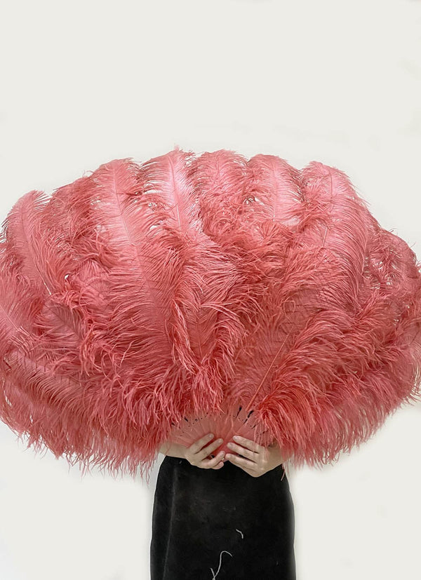 Abanico de plumas de avestruz rojo coral de 2 capas XL de 34&#39;&#39;x 60&#39;&#39; con bolsa de viaje de cuero.