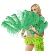 Abanico de plumas de avestruz de una sola capa verde esmeralda con bolsa de viaje de cuero de 25&quot;x 45&quot;.