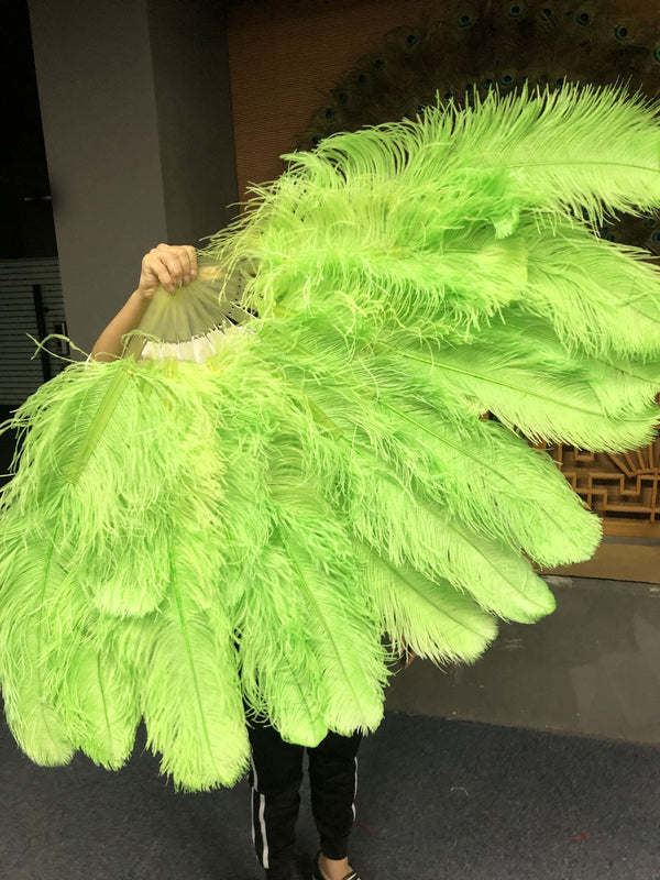 Abanico de plumas de avestruz verde fluorescente XL de 2 capas de 34&#39;&#39;x 60&#39;&#39; con bolsa de viaje de cuero.