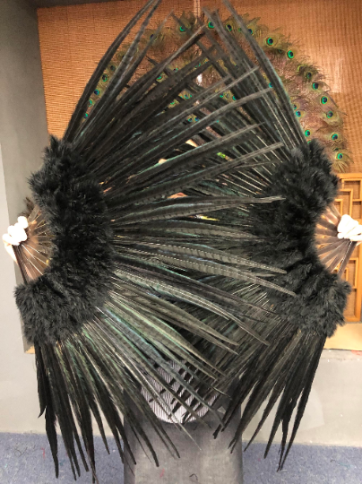 Abanico de plumas de marabú y faisán negro de 29&quot;x 53&quot; con bolsa de viaje de cuero.
