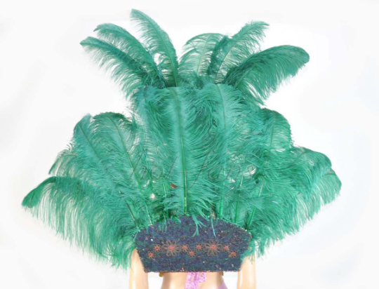 Conjunto de tocado y pieza posterior de cara abierta de plumas de avestruz verde bosque.