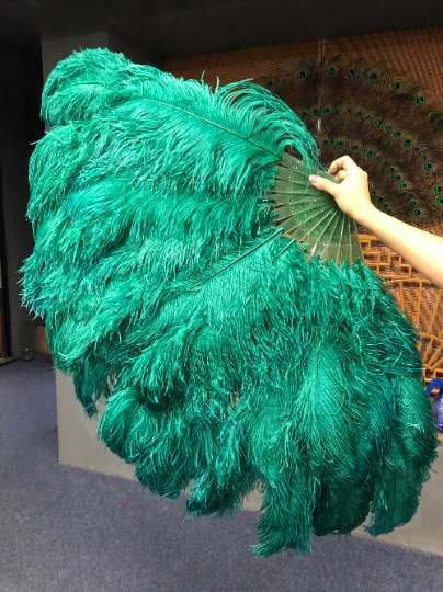 Abanico de plumas de avestruz verde bosque XL de 2 capas de 34&#39;&#39;x 60&#39;&#39; con bolsa de viaje de cuero.