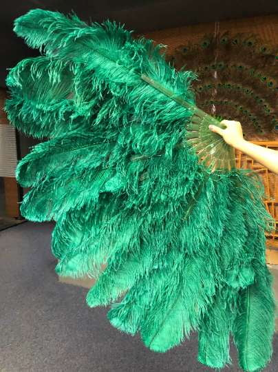 Abanico de plumas de avestruz verde bosque XL de 2 capas de 34&#39;&#39;x 60&#39;&#39; con bolsa de viaje de cuero.