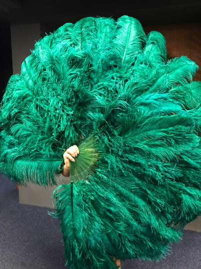 Abanico XL 2 capas de pluma de avestruz verde bosque 34''x 60 '' con bolsa de viaje de cuero.