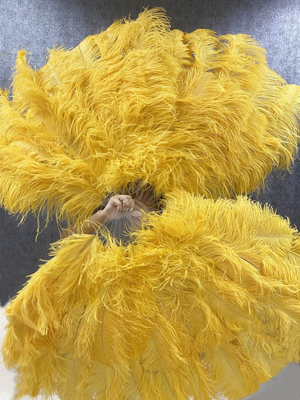 Abanico XL 2 capas de plumas de avestruz amarillo dorado 34''x 60 '' con bolsa de viaje de cuero.