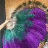 Mezcle un abanico de plumas de avestruz de 2 capas de color morado oscuro y verde bosque de 30&#39;&#39;x 54&#39;&#39; con una bolsa de cuero de viaje.