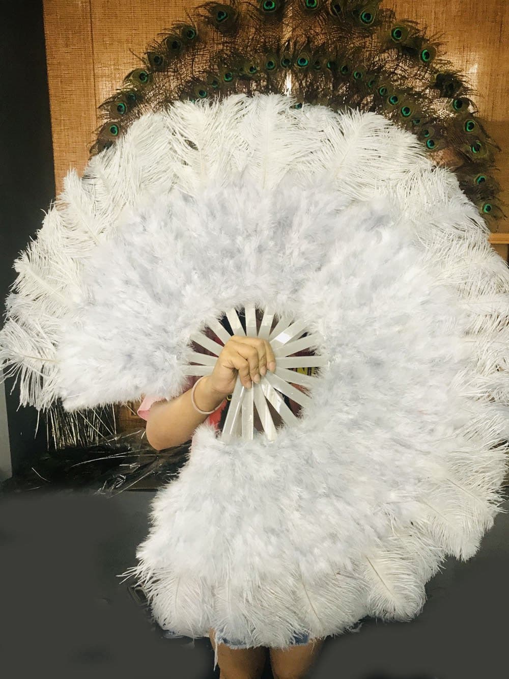 light grey Marabou Ostrich Feather fan 21"x 38" with Travel leather Bag.