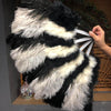 Mezcle un abanico de plumas de avestruz de marabú en blanco y negro de 21 &quot;x 38&quot; con una bolsa de viaje de cuero.