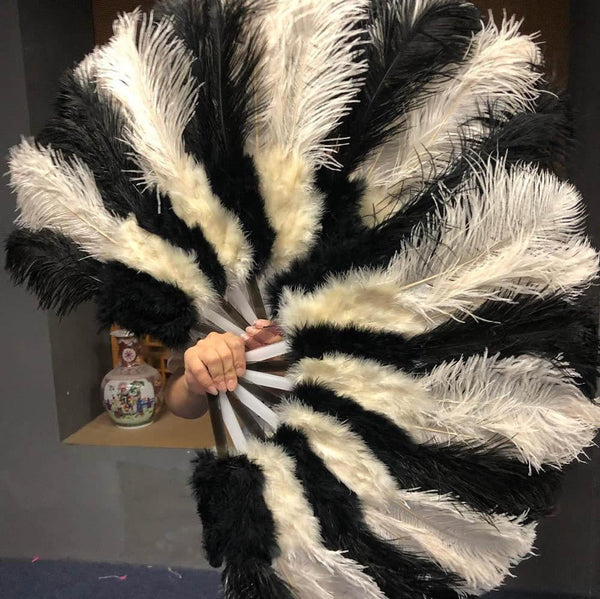 Mezcle el abanico de plumas de avestruz marabú blanco y negro de 21 "x 38" con la bolsa de viaje de cuero.