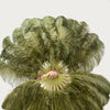 Un par de abanicos de plumas de avestruz de una sola capa de color verde oliva de 24&quot;x 41&quot; con bolsa de viaje de cuero.