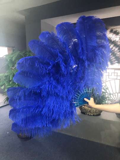 Abanico de plumas de avestruz azul real de 2 capas XL de 34&#39;&#39;x 60&#39;&#39; con bolsa de viaje de cuero.