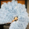 Leque de pena de avestruz azul bebê burlesco de 4 camadas aberto 67&#39;&#39; com bolsa de couro de viagem.