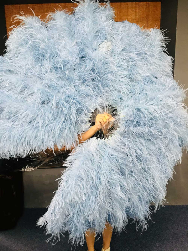 Leque de pena de avestruz azul bebê burlesco de 4 camadas aberto 67&#39;&#39; com bolsa de couro de viagem.