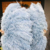 Abanico burlesco de plumas de avestruz azul bebé de 4 capas abierto 67&#39;&#39; con bolsa de viaje de cuero.