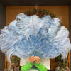Abanico de plumas de avestruz de marabú azul bebé de 24&quot;x 43&quot; con bolsa de viaje de cuero.