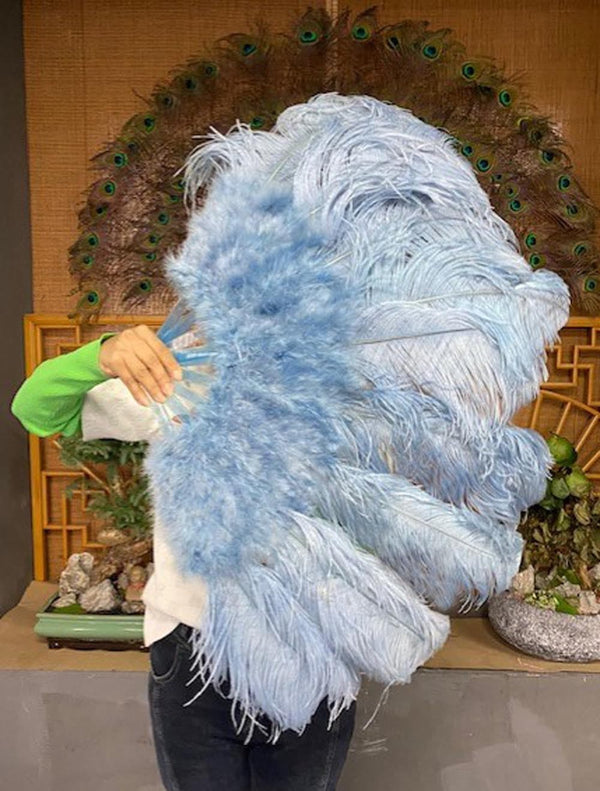 Abanico de plumas de avestruz de marabú azul bebé de 24&quot;x 43&quot; con bolsa de viaje de cuero.