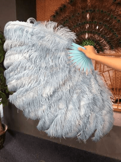 Abanico de plumas de avestruz azul bebé de 2 capas de 30&quot;x 54&quot; con bolsa de viaje de cuero.