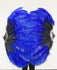 Mezcle un abanico de plumas de avestruz de 2 capas en negro y azul real de 30&#39;&#39;x 54&#39;&#39; con una bolsa de cuero de viaje.