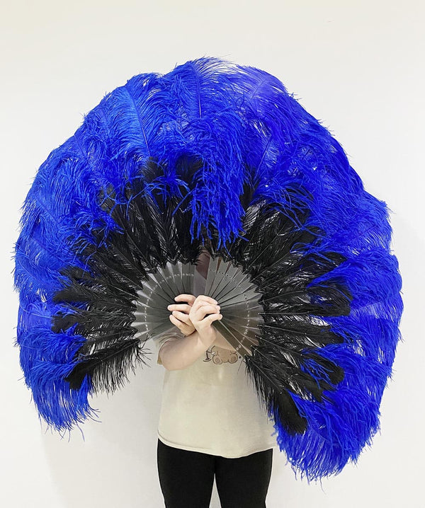Mezcle un abanico de plumas de avestruz de 2 capas en negro y azul real de 30&#39;&#39;x 54&#39;&#39; con una bolsa de cuero de viaje.