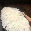 Abanico XL de 2 capas de plumas de avestruz beige de 34&#39;&#39;x 60&#39;&#39; con bolsa de viaje de cuero.