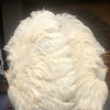 Abanico XL de 2 capas de plumas de avestruz beige de 34&#39;&#39;x 60&#39;&#39; con bolsa de viaje de cuero.