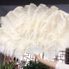 Abanico de plumas de avestruz beige de 3 capas abierto 65&quot; con bolsa de viaje de cuero.