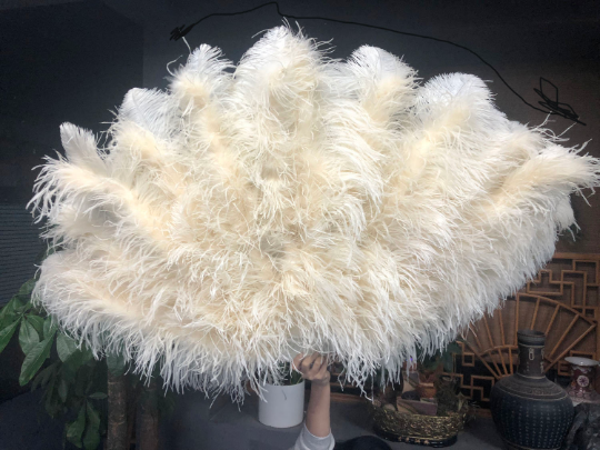 Abanico Burlesque de 4 capas de plumas de avestruz beige abierto 67&#39;&#39; con bolsa de viaje de cuero.