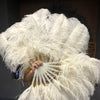 Un par de abanicos de plumas de avestruz de una sola capa color beige de 24&quot;x 41&quot; con bolsa de viaje de cuero.
