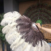 Mezcla beige y café Abanico de plumas de avestruz de 2 capas de 30''x 54 '' con bolsa de viaje de cuero.