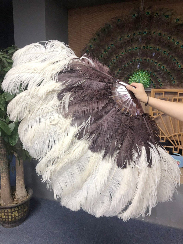 Abanico de plumas de avestruz de 2 capas en color beige y café de 30&#39;&#39;x 54&#39;&#39; con bolsa de viaje de cuero.