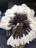 Abanico de plumas de avestruz de 2 capas en color beige y café de 30&#39;&#39;x 54&#39;&#39; con bolsa de viaje de cuero.