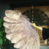 Abanico de plumas de avestruz de madera beige de 2 capas de 30&quot;x 54&quot; con bolsa de viaje de cuero.