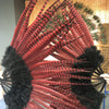 Abanico de plumas de marabú y faisán rojo / negro de 29 "x 53" con bolsa de viaje de cuero.