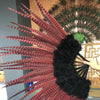 Abanico de plumas de marabú y faisán rojo / negro de 29 "x 53" con bolsa de viaje de cuero.