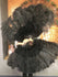 Abanico de plumas de avestruz de marabú negro de 24&quot;x 43&quot; con bolsa de viaje de cuero.