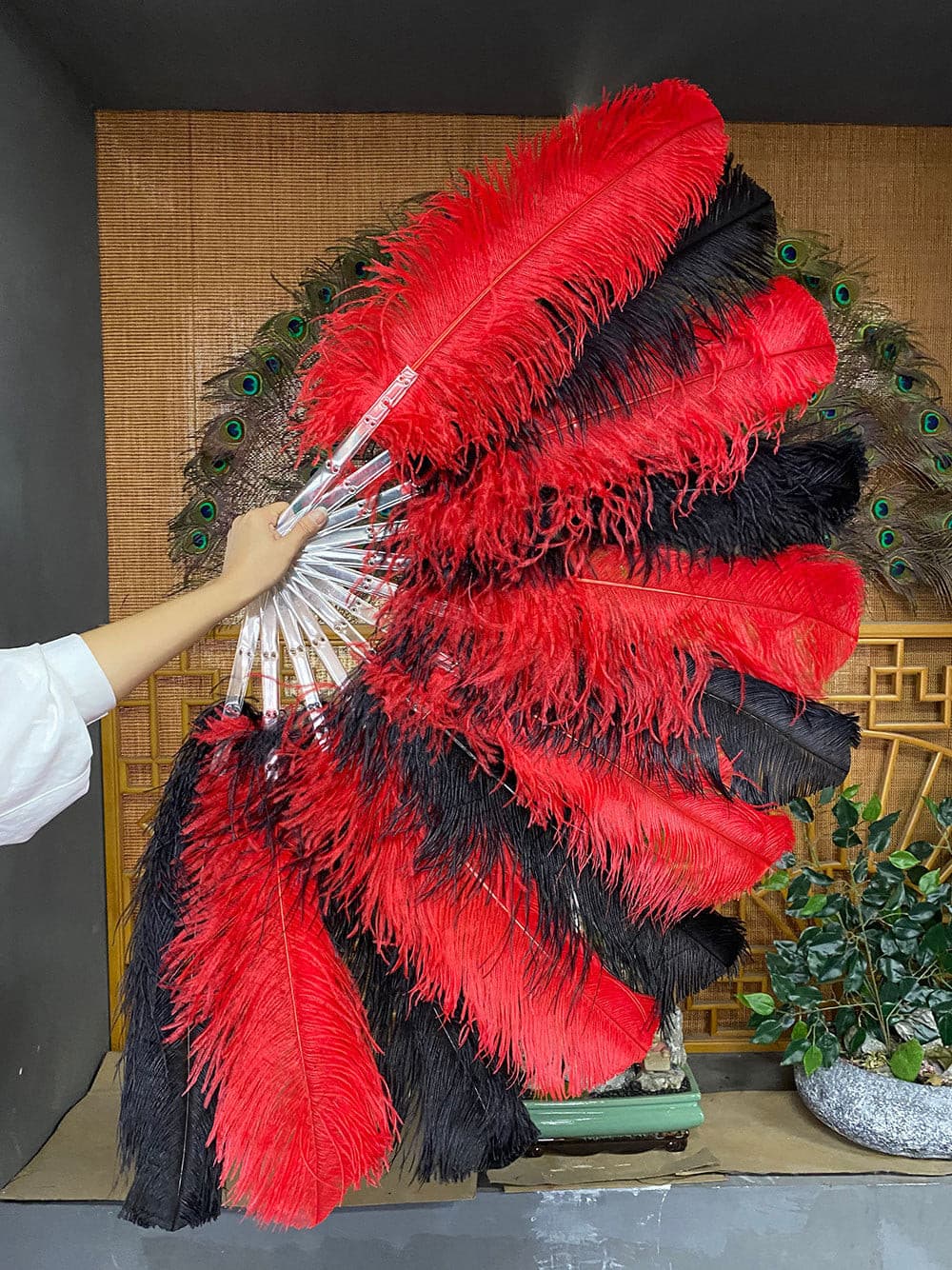 mix Red & black single layer Ostrich Feather Fan with leather travel Bag 25"x 45".