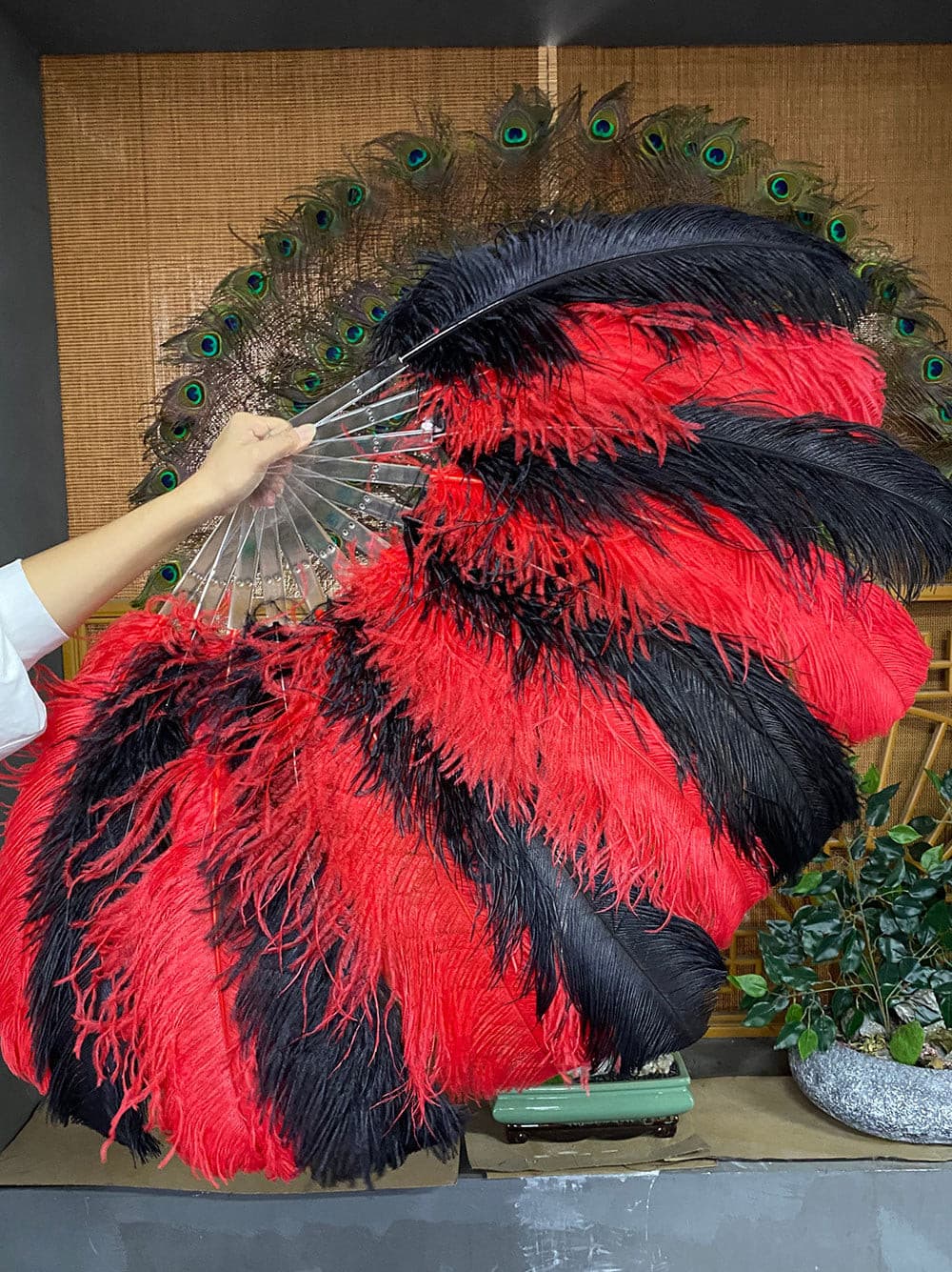 mix Red & black single layer Ostrich Feather Fan with leather travel Bag 25"x 45".